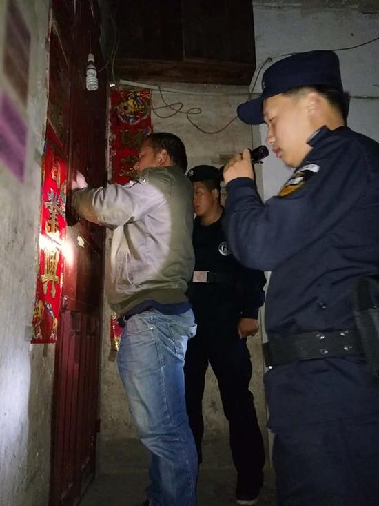 兴义粗心妈妈误将幼女锁家中 民警全城寻开锁师傅开门