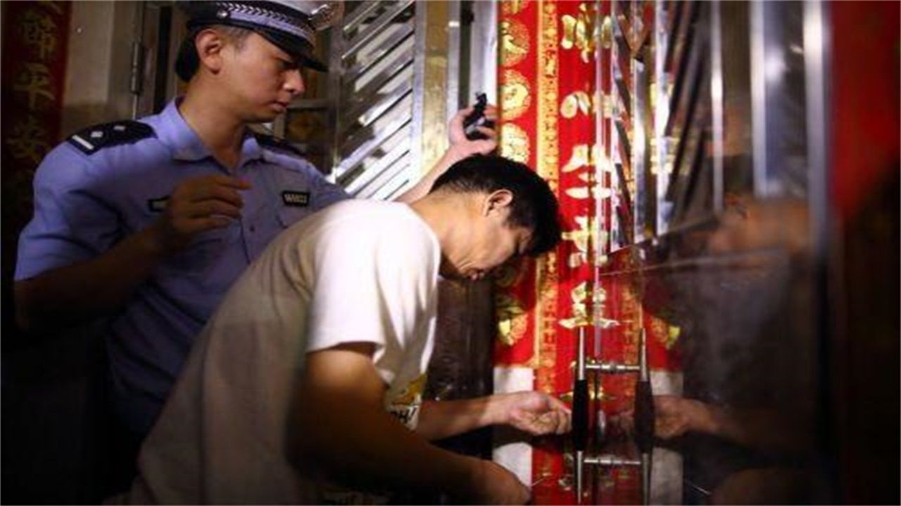 兴义请开锁师傅开了锁后，师傅为什么一般都不进门，就算主人请也不进去？