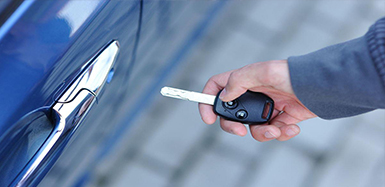 兴义汽车钥匙锁在车里了怎么办？如何开汽车锁